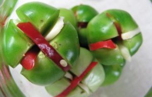 Маринованные зеленые помидоры с чесноком Маринованные зеленые помидоры с чесноком